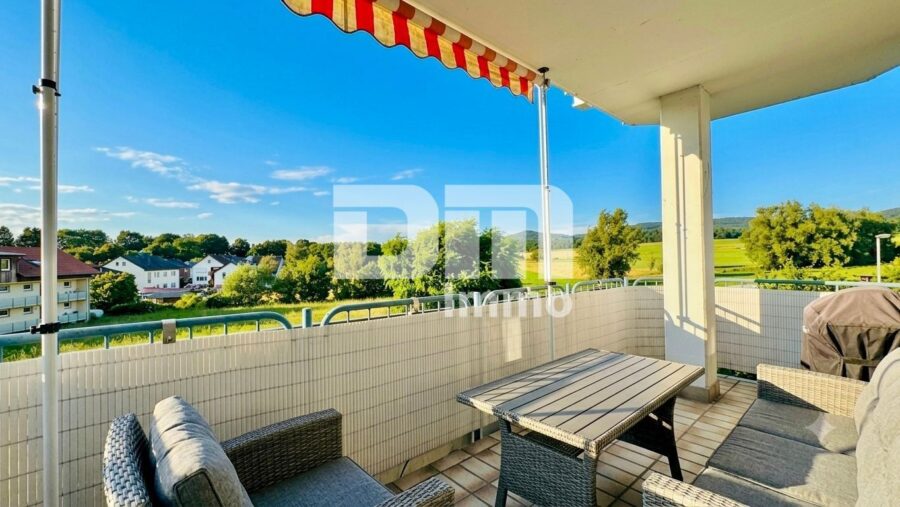 Hochwertig sanierte, ebenerdige Dreizimmerwohnung im EG mit Loggia + PKW-Stellplatz - Balkon / Panoramablick ins Grüne